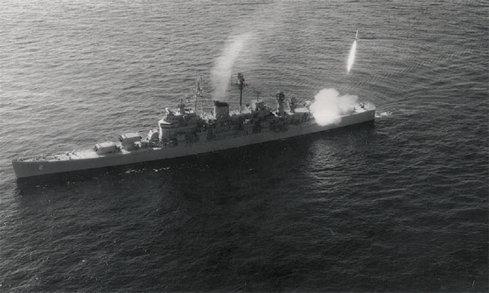 Füze kruvazörü İzmir’de Türkiye ile Suriye arasındaki gerilim ABD ile Sovyetlerin güç gösterisine dönüşünce, 18 Ekim 1957’de Amerika’nın ünlü 6. filosuna mensup füze kruvazörü Canberra İzmir’e demir atan gemiler arasındaydı.
