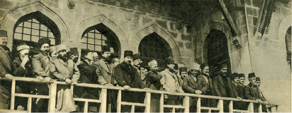 ilk Meclis’in balkonu Mustafa Kemal Paşa ve milletvekilleri Büyük Millet Meclisi binasının balkonunu işte böyle hıncahınç doldurmuşlardı.