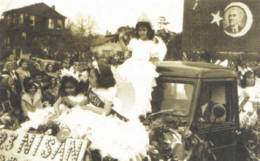 İstanbul’da bir Çocuk Bayramı kutlaması. Yıl 1950.