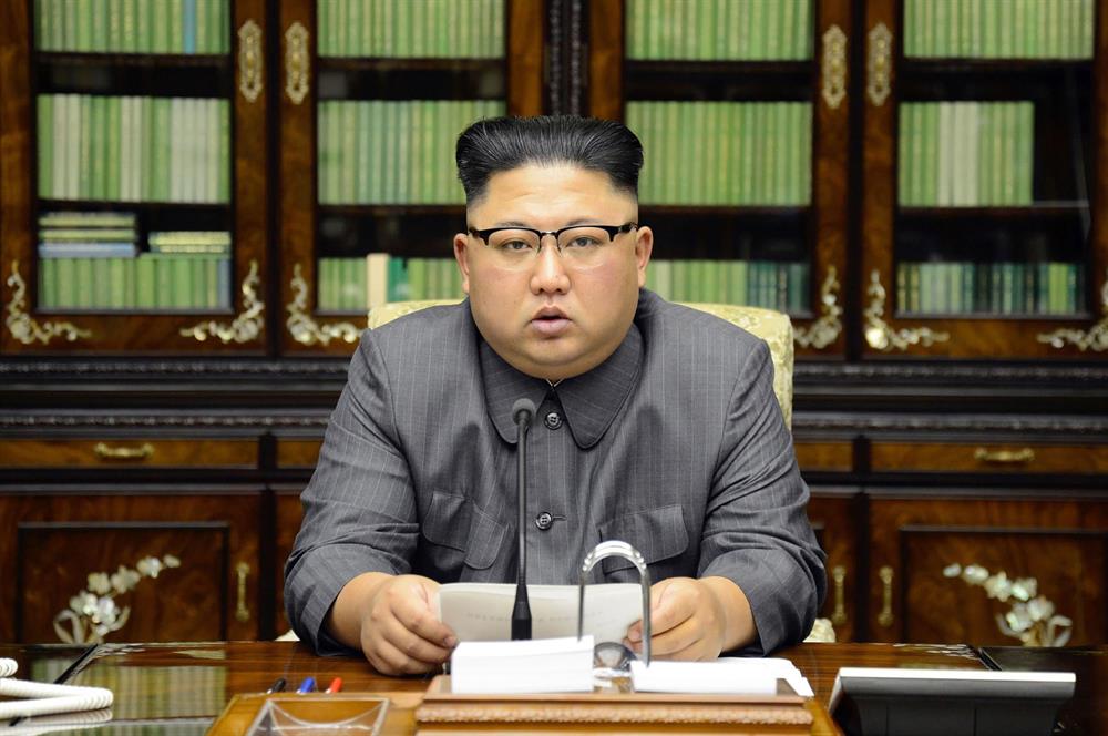 Ülke futbolunu global markete dahil etmeyi amaçlayan Kim Jong-Un’un tavırlarının tutarsızlığı dikkat çekiyor.