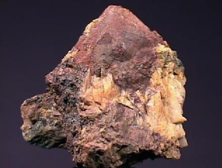 Toryumun yer kabuğunda diğer bir radyoaktif element olan uranyuma göre birkaç yüz kat daha fazla bulunmaktadır. Toryumun doğada bulunma sıklığı molibden, arsenik ve kalaydan da yaklaşık 2 kat daha fazladır. Bununla birlikte kayaçlar içerindeki konsantrasyonları oldukça düşüktür.