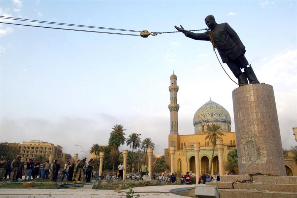 2003 yılında Irak'ı işgal eden Amerikan askerleri, dönemin Irak Cumhurbaşkanı Saddam Hüseyin'in heykelini yıkarken.