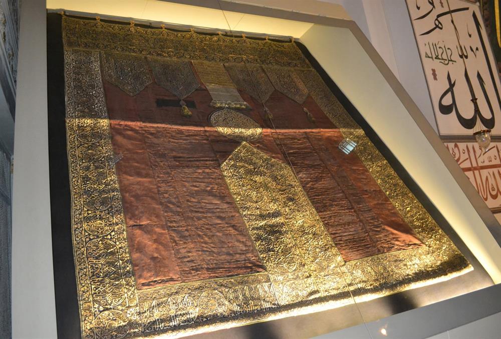 Bursa Ulu Camii'de sergilenen 600 yıllık Kâbe örtüsü.