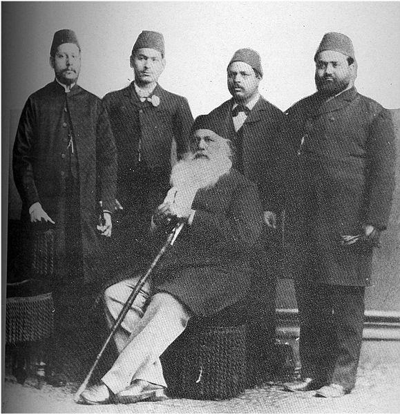 Sir Seyyid'in Aligarh Koleji'nde yetişenler, Güney Asya Müslümanlarının bağımsızlık hareketinin bayraktarlığını yapmışlardır.