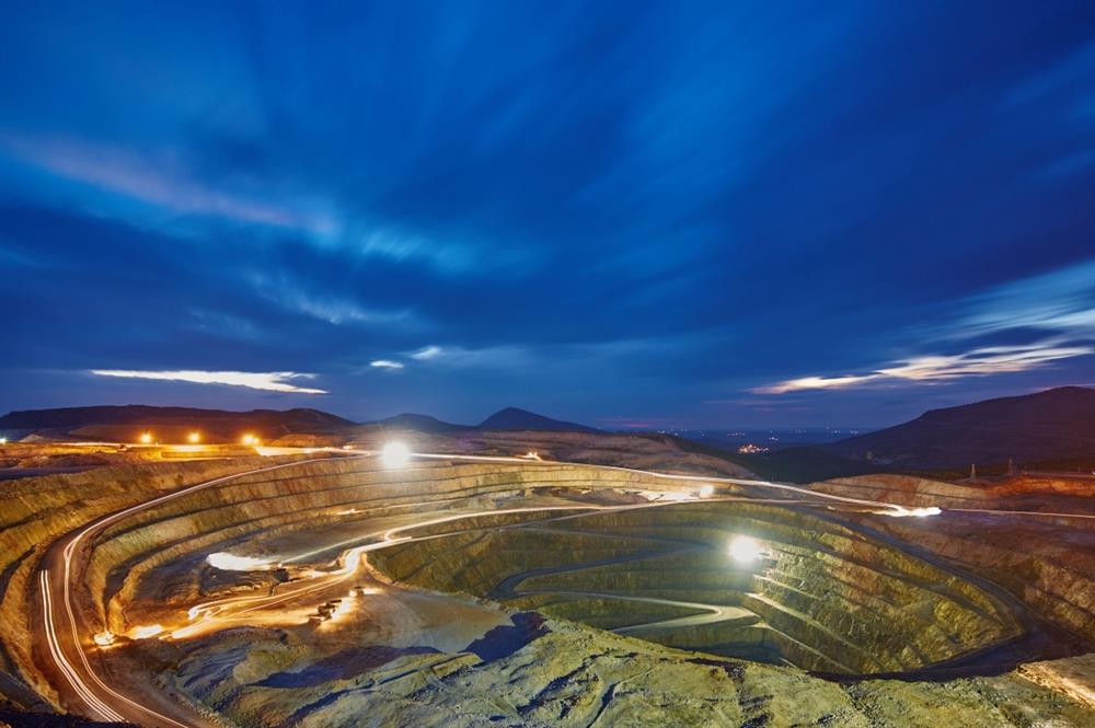 Dünyadaki altın üretiminin yüzde 85'i de siyanürlü yöntem ile yapılmaktadır. Türkiye'de ise yılda 300 bin ton siyanür sanayide kullanılmakta olup bunun sadece yüzde 1,5’lik kısmı altın madenciliğinde kullanılmaktadır.