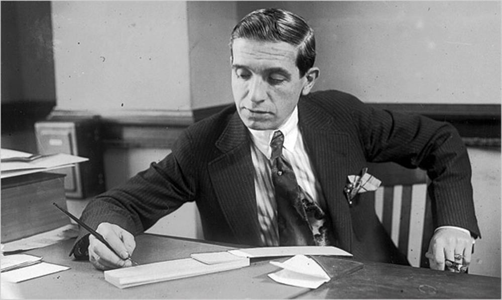 Tarihte bilinen ilk ponzi oyunu, bu sisteme adını veren Charles Ponzi tarafından 1920 yılında gerçekleştirilmiştir.