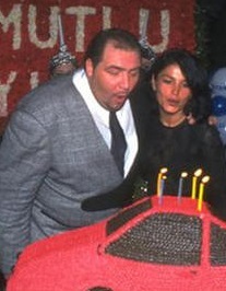 Organizasyon ilk olarak 1997 yılında Titan Saadet Zinciri'nin yöneticisi Kenan Şeranoğlu'nun 31. yaş günü dolayısıyla İzmir Hilton Oteli'nde verdiği partinin ardından gerçekleşti.