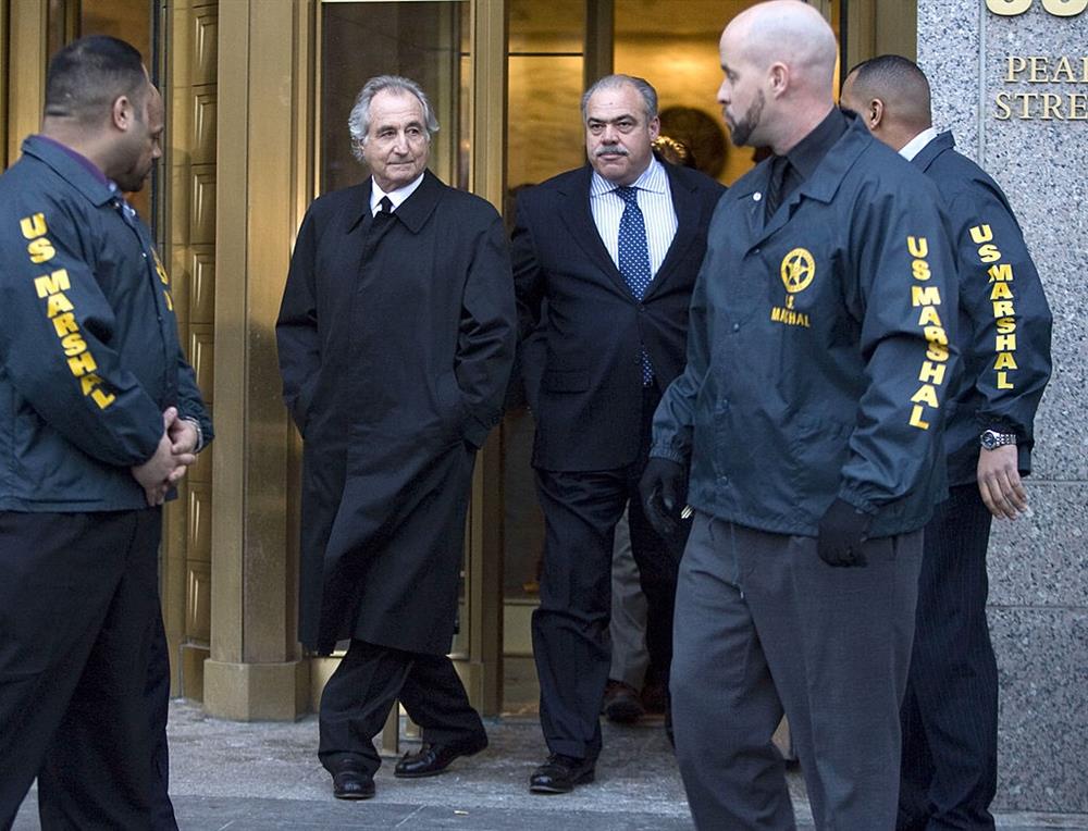 Bernard L. Madoff, 2008 yılında 50 milyar dolar dolandırdığı suçlamasıyla FBI tarafından tutuklandı.