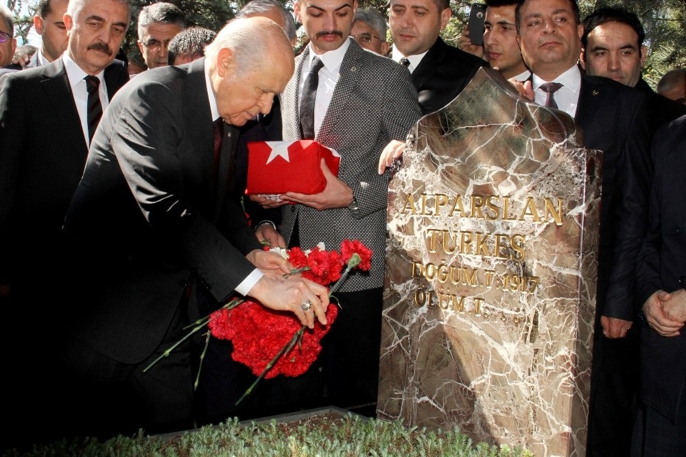 Kur’an-ı Kerim okunmasıyla başlayan anma töreninde MHP Genel Başkanı Bahçeli, Türkeş’in mezarına kırmızı- beyaz karanfiller bıraktı ve su döktü.