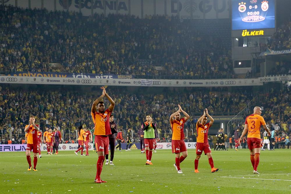 Galatasaray, Fenerbahçe deplasmanından 1 puanla dönerken mücadele sonunda taraftarlarını selamladı.
