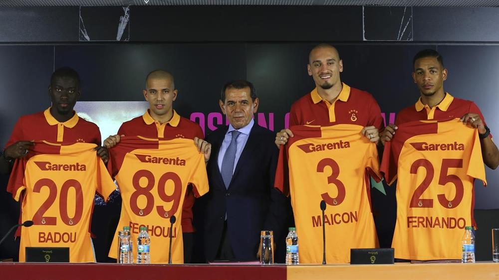 Galatasaray Ndiaye, Feghouli, Maicon ve Fernando için toplu imza töreni düzenlemişti.