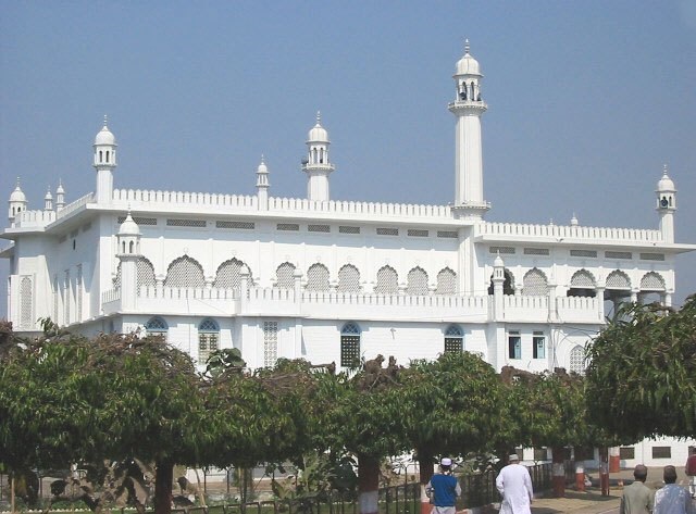 Hindistan Müslümanları için çok önemli bir dinî merkez olan Nedvetü'l-Ulemâ'nın ana binalarından biri.