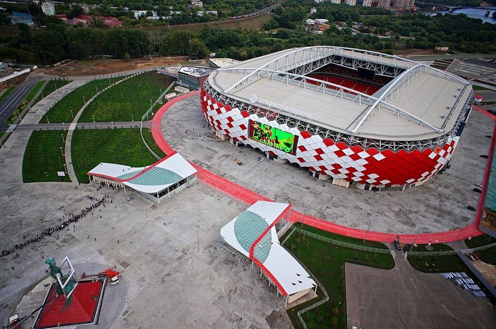 Spartak Moskova'nın maçlarına ev sahipliği yapan stat, adını Roma'da büyük köle isyanına öncülük eden gladyatör Spartaküs'ten aldı. Stadyum da aynı konseptte tasarlandı. Kapasitesi 43 bin 298, maliyeti 250 milyon dolar.