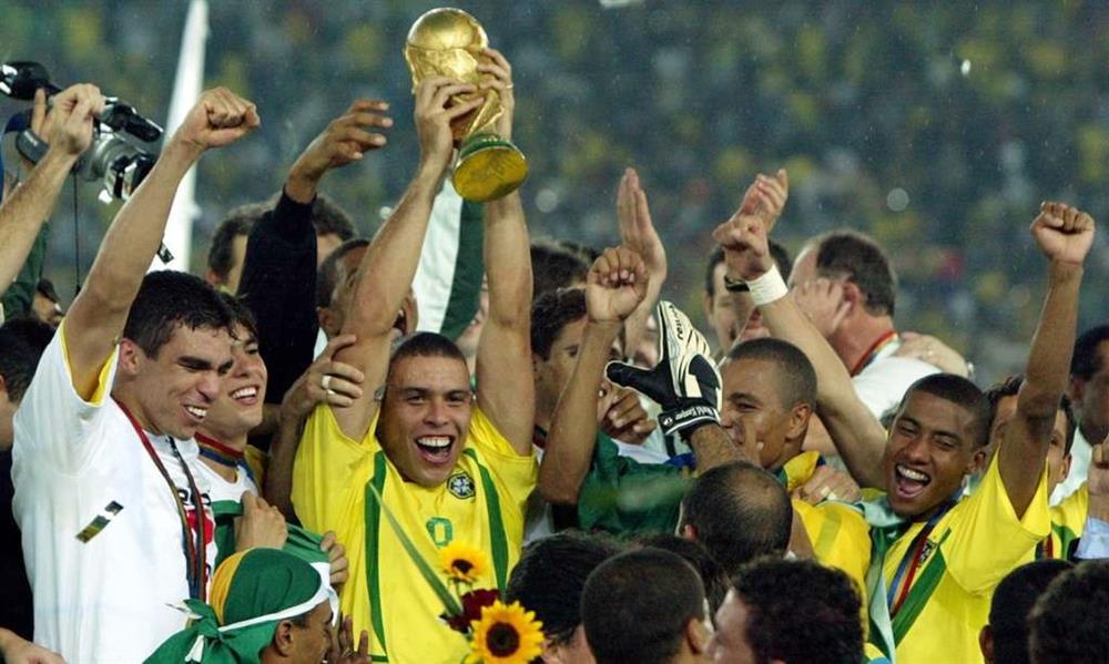 2002 Dünya Kupası Brezilyalı Ronaldo'nun ellerinde yükselmişti.