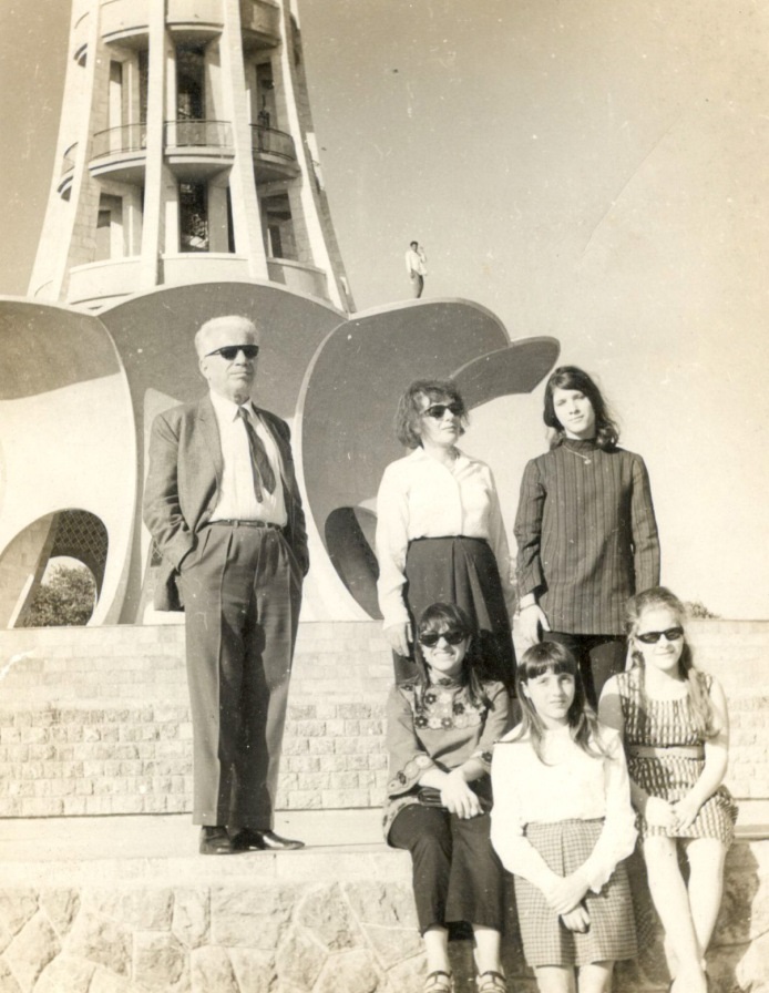Minare Pakistan'ın mimarı Nasreddin Murat Khan, ailesiyle birlikte anıtın önünde.