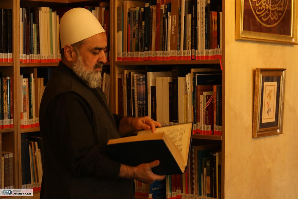 1974 yılında Hâmid Aytaç'dan sülüs-nesih yazı icâzetnâmesi aldı. Ayrıca Uğur Derman Bey'den ta'lik meşk etti. 