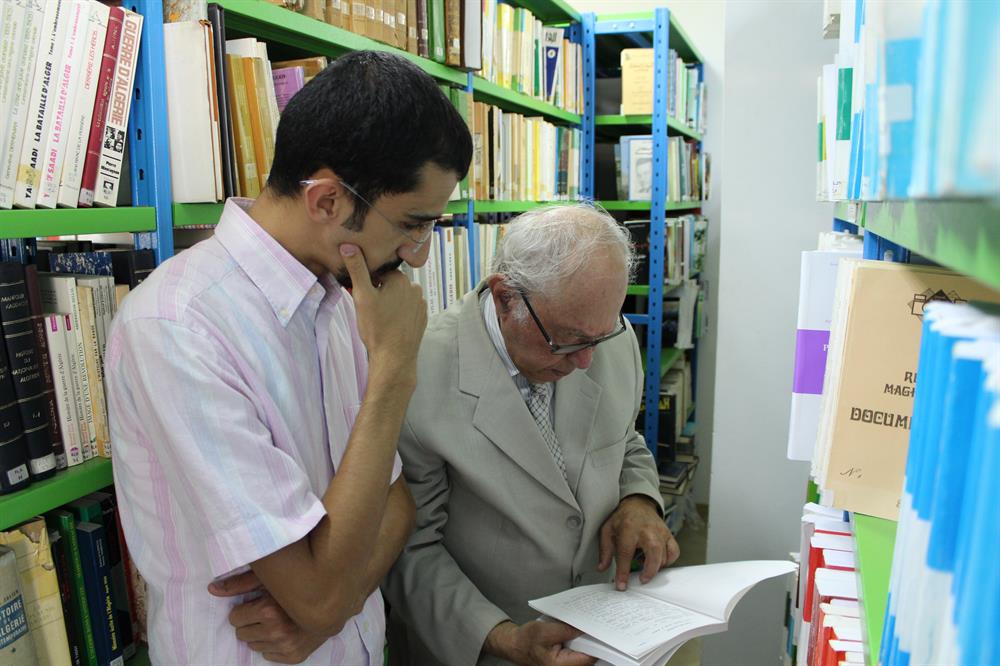 Tunuslu tarihçi Abdülcelîl Temîmî ile kendi adıyla anılan araştırma merkezindeki kütüphanesinde.