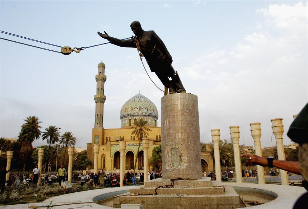 2003 yılında Bağdat'a giren Amerikan askerleri, Saddam Hüsey'in heykelini devirmişti.
