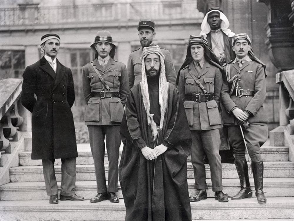 Faysal (önde), Lawrence (sağdan ikinci) ve beraberlerindeki heyet Paris'te düzenlenen barış konferansında.