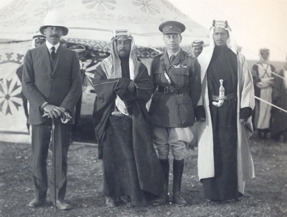 Nisan 1921'de kurulan Mavera-i Ürdün'ün başına Haşimi ailesinden Abdullah bin Hüseyin (soldan ikinci) getirilmişti.