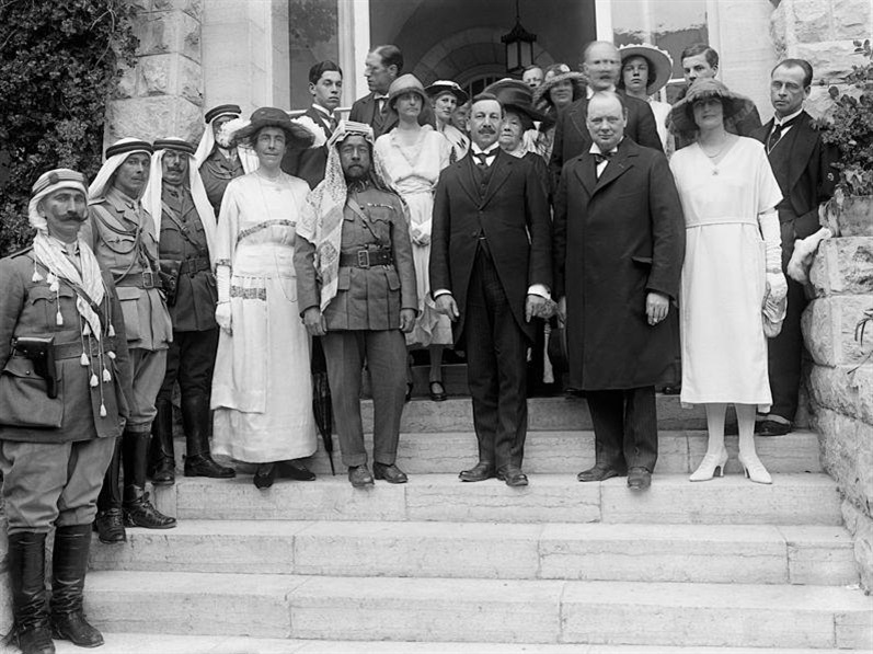 Kahire'de toplanan Ortadoğu Konferansı'na Winston Churchill, Edmund Allenby, Emir Abdullah, Gertrude Bell ve T. E. Lawrence gibi isimler katılmıştı.