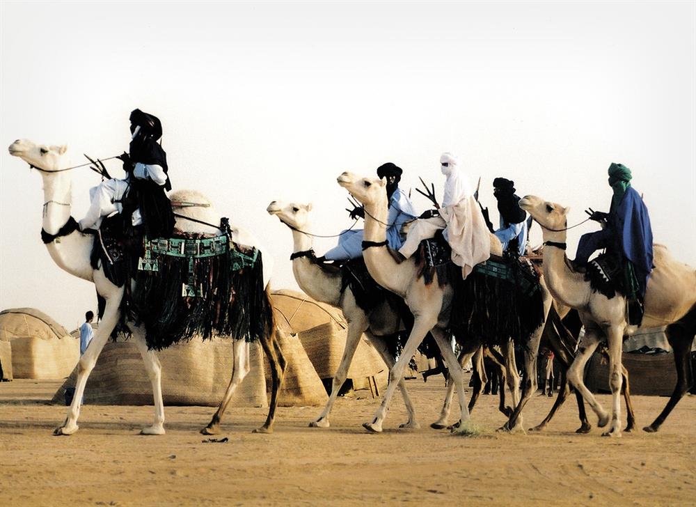 Mavi renk ve tonları, Tuareg'lerin ana tercihi. Erkekler, yüzlerini örtüyle kapatıyor.