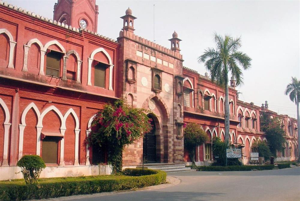 Aligarh Muslim University, günümüzde Hindistan'ın en köklü ve seçkin eğitim kurumlarından biri.