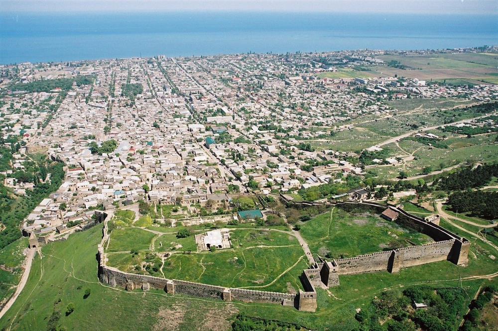 Emevi Halifesi Abdülmelik b. Mervân'ın oğlu Mesleme b. Abdülmelik tarafından fethedilen Derbent şehri, konumu dolayısıyla çok önemli bir kentti.