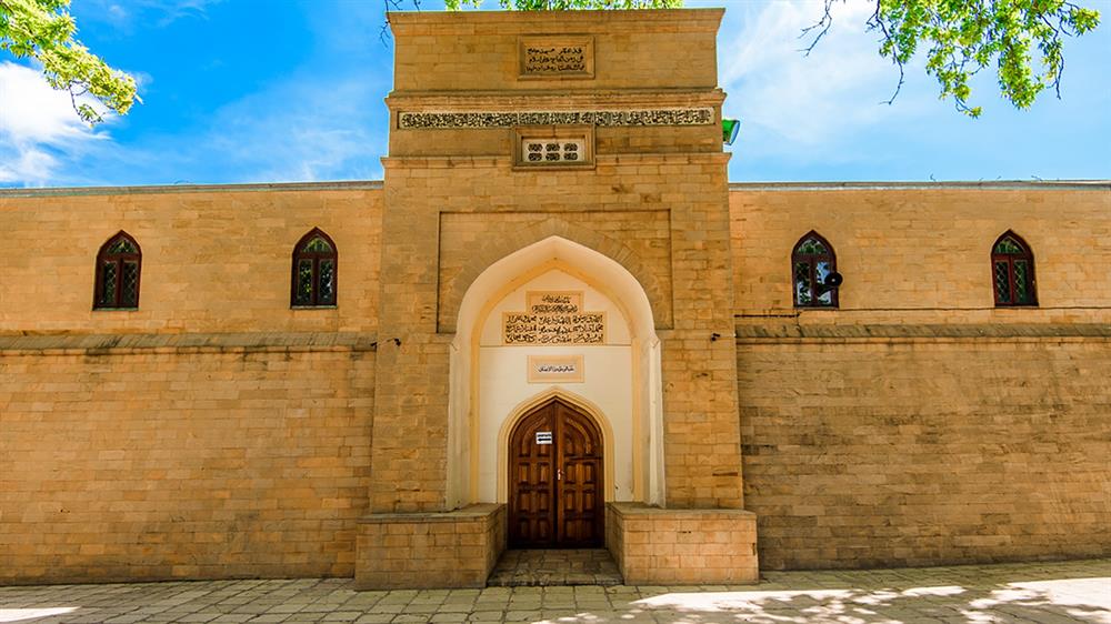 733 yılında inşa ettirilen ve Rusya'nın en eski camisi olan Derbent Cuma Camii, Müslümanların bölgedeki tarihî varlığının bir kanıtı olarak ayakta durmakta.