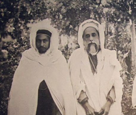 Habibiyye kolunun kurucusu Şeyh Muhammed İbn el-Habib(solda) ve Aleviyye kolunun kurucusu Ahmed el-Alevi (sağda) 1929'da Fas'ta çekilmiş bir fotoğrafı.