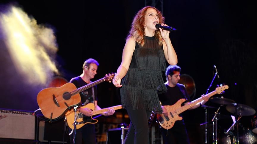 Sertab Erener sevilen şarkılarını Adanalı müzikseverler için söyledi.