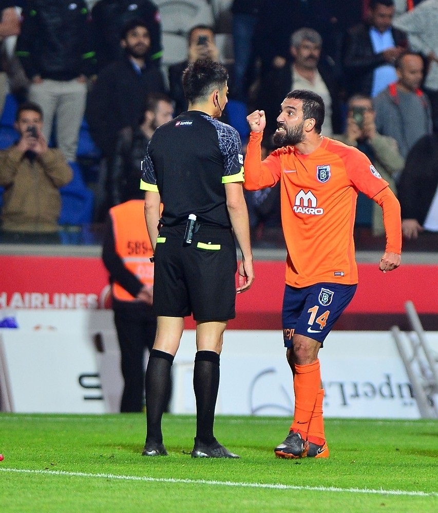 Milli futbolcu, geçen sezon Yaşar Kemal Uğurlu ve yardımcıları ile girdiği diyalog sonrasında 16 maç ceza almıştı.