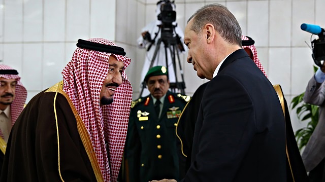 Cumhurbaşkanı Erdoğan, geçtiğimiz şubat ayındaki Suudi Arabistan ziyaretinde Kral Selman tarafından Yemame Sarayı'nda resmi törenle karşılanmıştı.