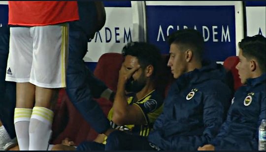 İkinci yarı oyuna dahil olan Mehmet Ekici, yaşadığı sakatlık nedeniyle maça devam edemeyince gözyaşlarını tutamamıştı.