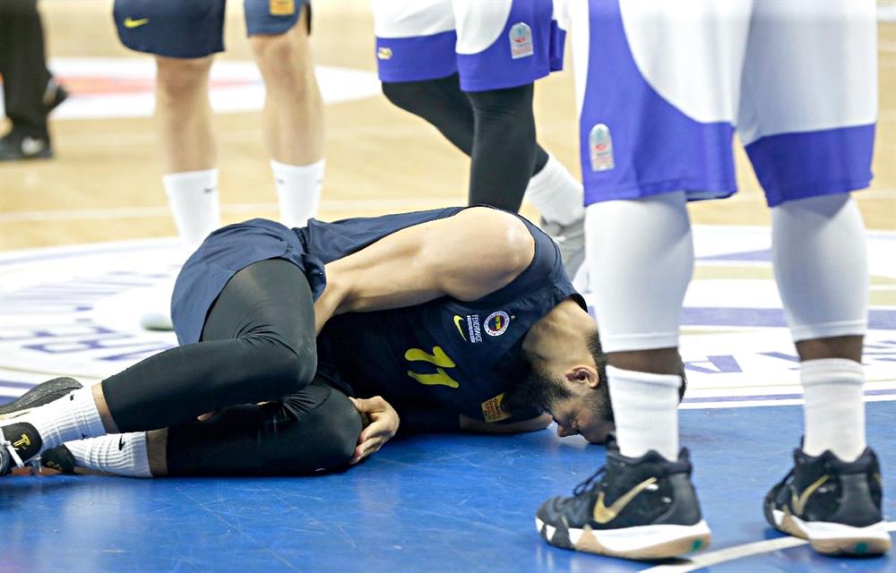 Bacağı kırılan Kanadalı basketbolcu acı içinde yerde kaldı.