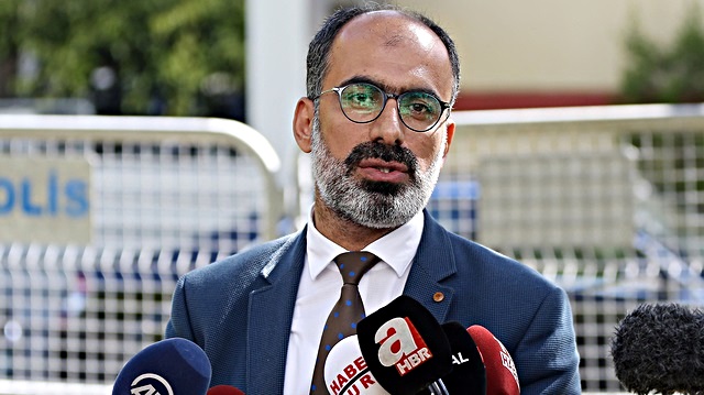Türk Arap Medya Derneği Başkanı Turan Kışlakçı konsolosluk önünde basın açıklaması yaptı.n