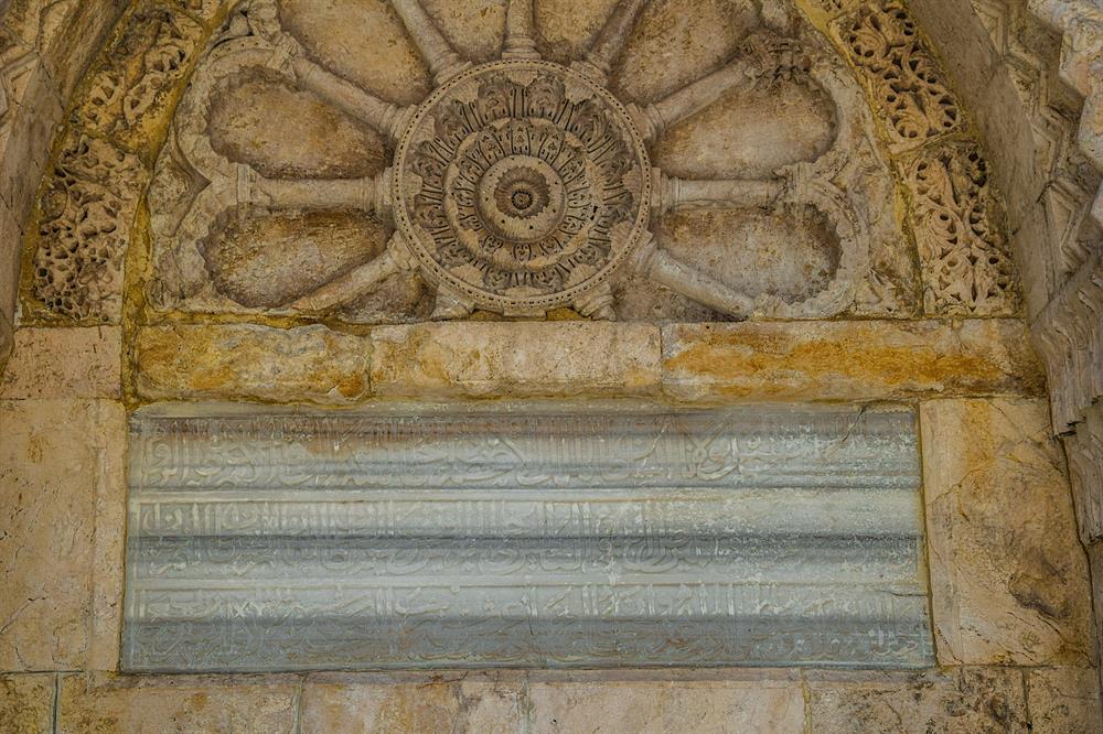 Eski şehrin doğu kesiminde, Mescid-i Aksâ'nın kapılarından biri olan Silsile Kapısı'nın girişindedir.