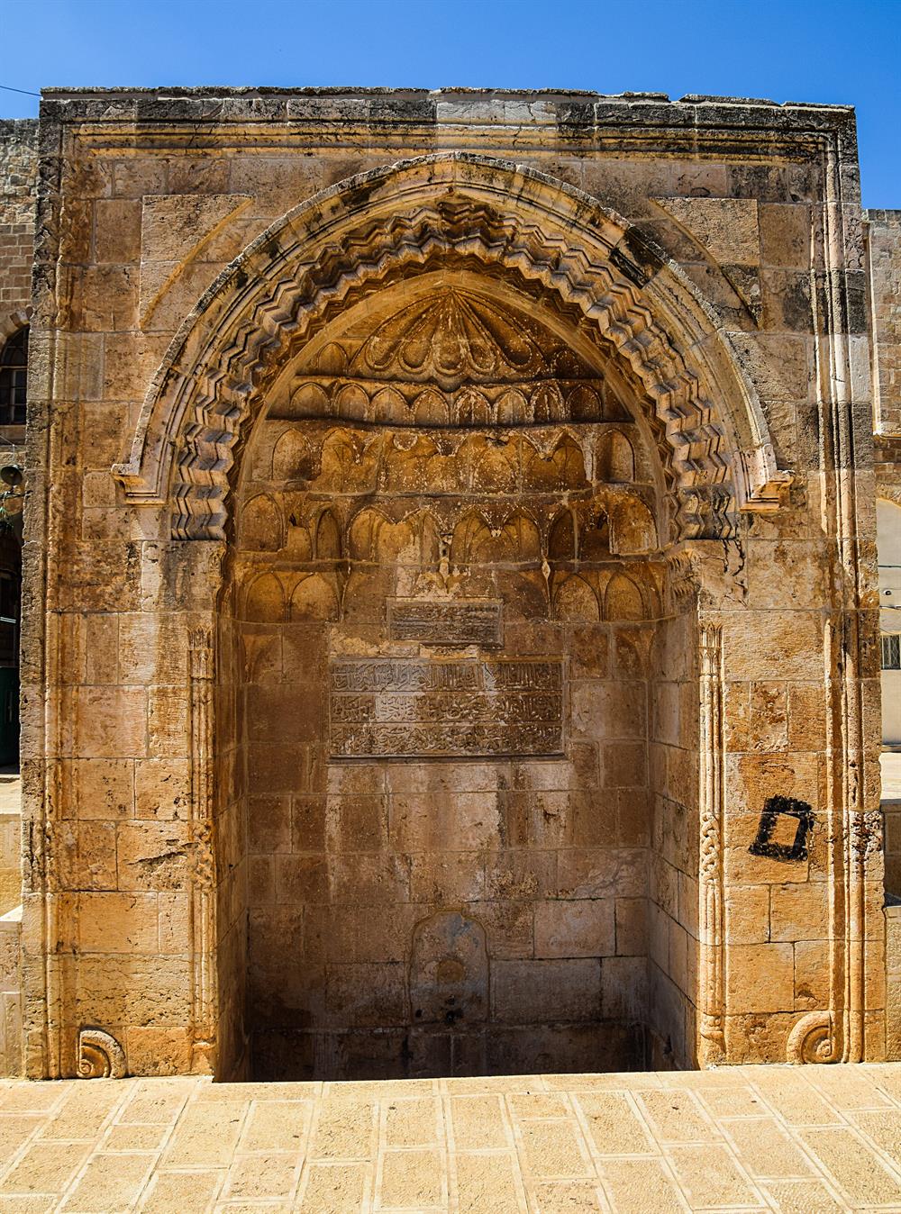 Mescid-i Aksâ alanının içerisinde, bugünkü adıyla Melik Faysal Kapısı'nın güneyinde bulunmaktadır.