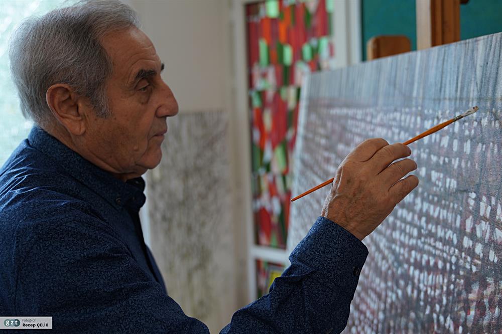 Türk ressam Devrim Erbil 1937 yılında Uşak'ta doğdu.