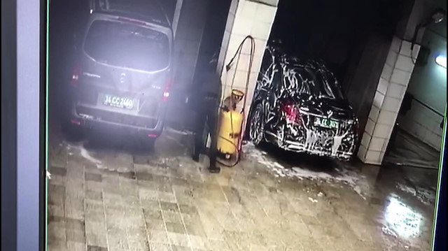Suudi Arabistan Başkonsolosluğu'na ait araçlar temizlenirken güvenlik kamerasına takıldı.