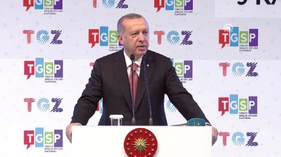 Türkiye Gençlik Zirvesi'nde konuşan Erdoğan, Türkiye'de 81 vilayette ayrım gösterilmeden eğitim ve öğrenciler hakkında gelişmelerin göz ardı edilemeyecek kadar büyük olduğunu dile getirdi.
