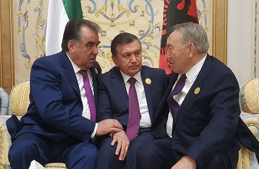 Tacikistan Cumhurbaşkanı İmomali Rahman (solda), Özbekistan Cumhurbaşkanı Şevket Mirziyoyev (ortada) ve Kazakistan Cumhurbaşkanı Nursultan Nazarbayev üçlü görüşme sırasında.