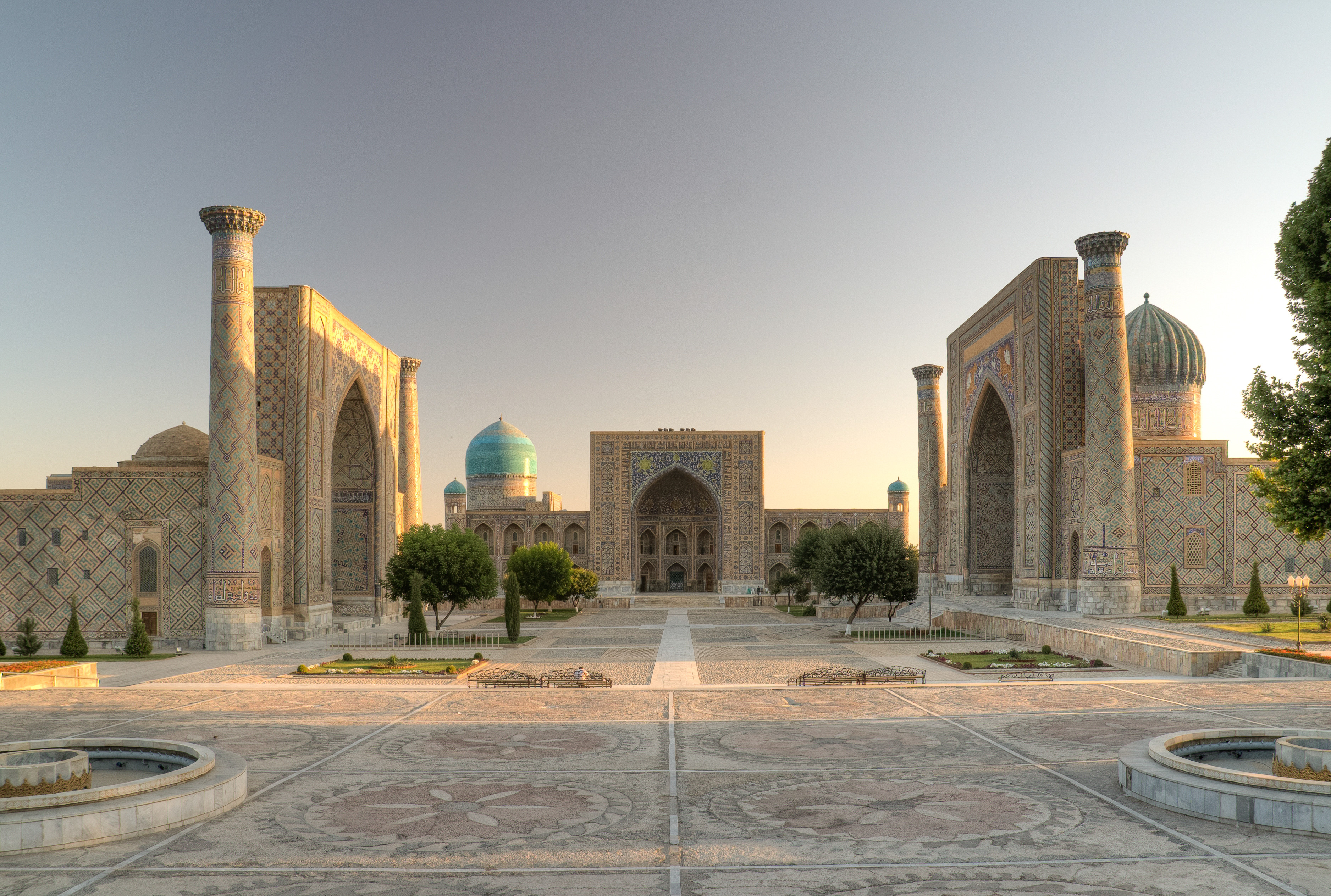 Semerkand'ın merkezindeki Registan Meydanı, Özbekistan'ın sembolü konumundadır.