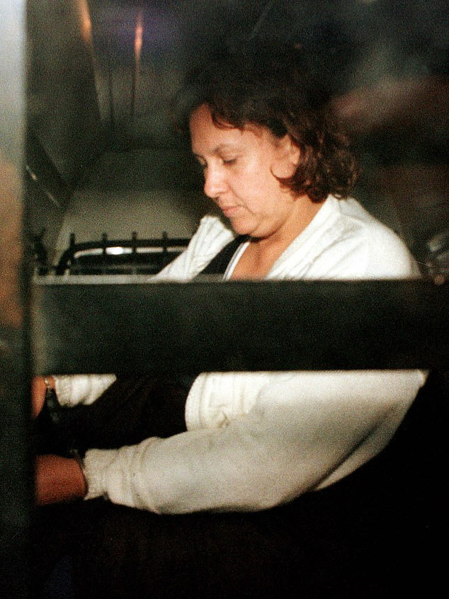 Escobar'ın eşi Maria Henao ekip otosunda.