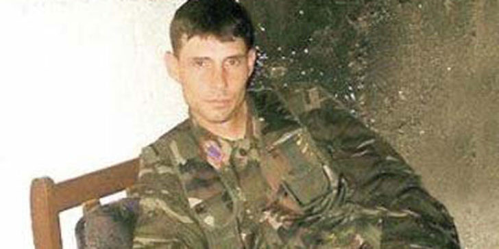 Erdal Beşikçioğlu, askerlik görevini Güneydoğu'da üst teğmen olarak yaptı.