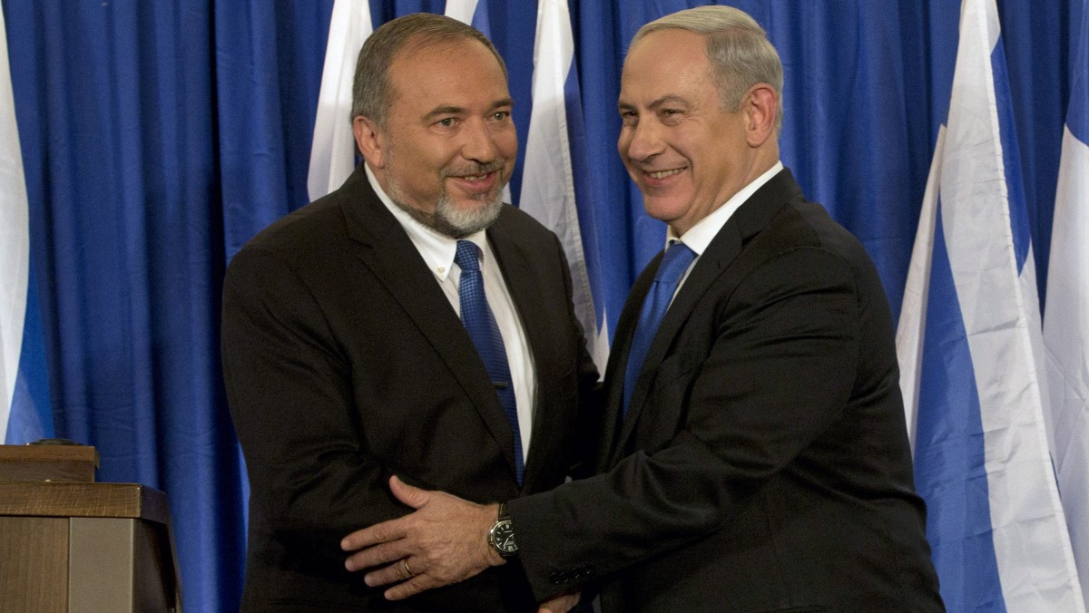Başbakan Benyamin Netanyahu (sağda), medya önündeki gülümsemelere rağmen, Avigdor Liberman'la gergin bir ilişkiye sahipti.