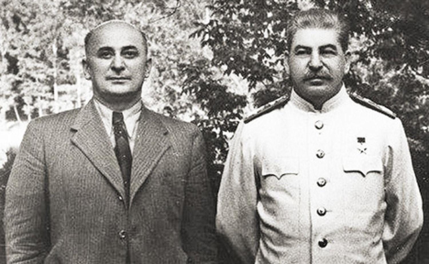 SSCB İçişler Halk Komiseri Lavrenti Beriya ve JoSef Stalin (sağda)