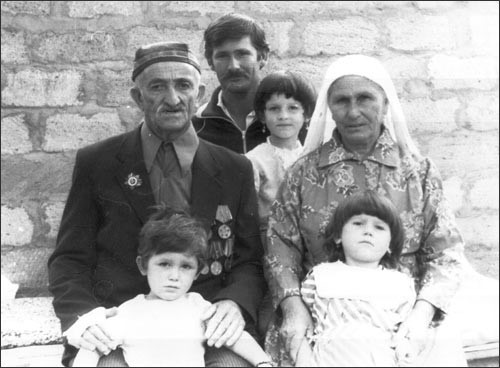 Özbekistan'da bir Ahıska Türkü ailesi.
