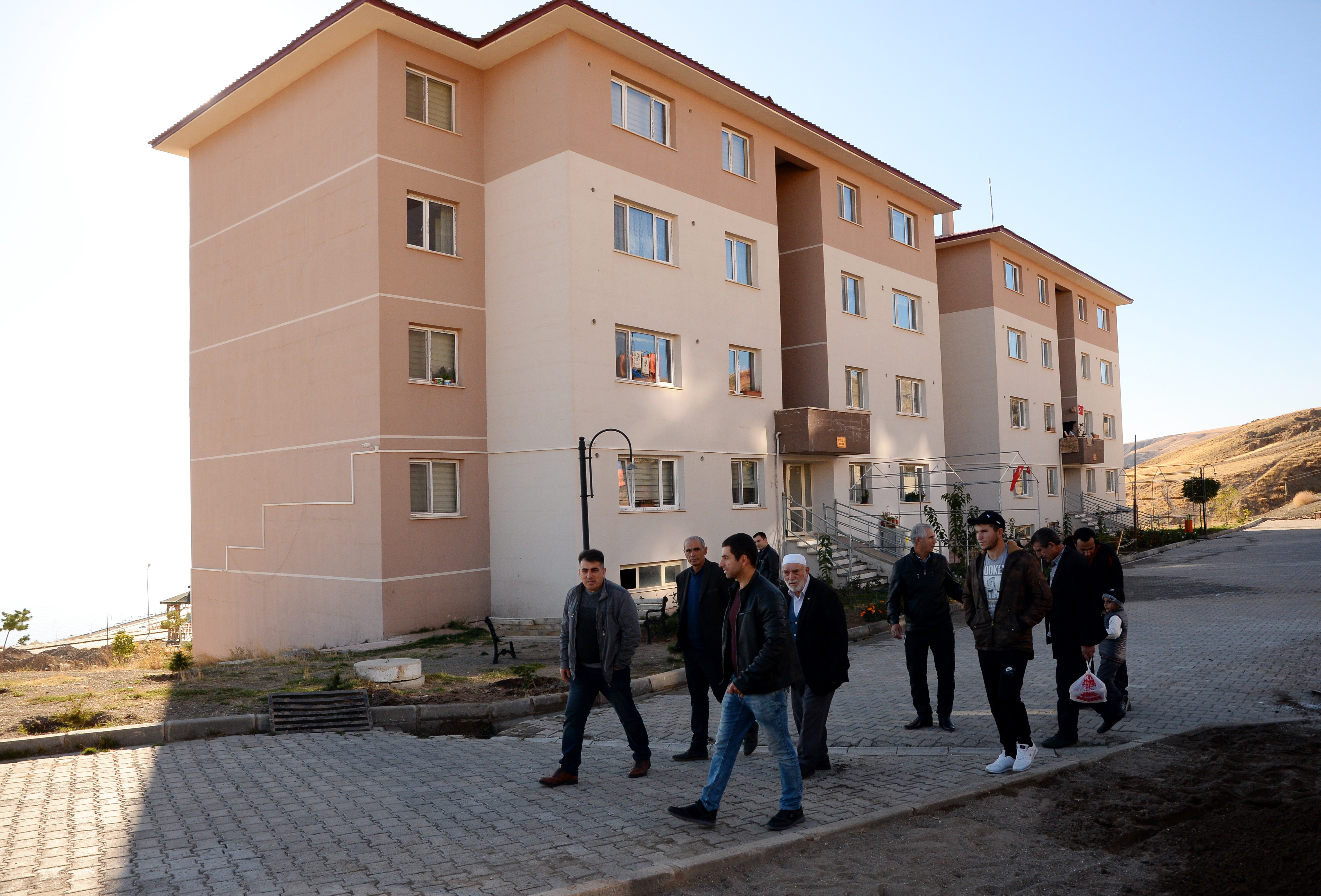 Türkiye Cumhurbaşkanı Recep Tayyip Erdoğan'ın talimatıyla Ukrayna'dan getirilerek Bitlis'in Ahlat ilçesine yerleştirilen Ahıska Türkleri için TOKİ'nin yaptığı binalardan birisi. 