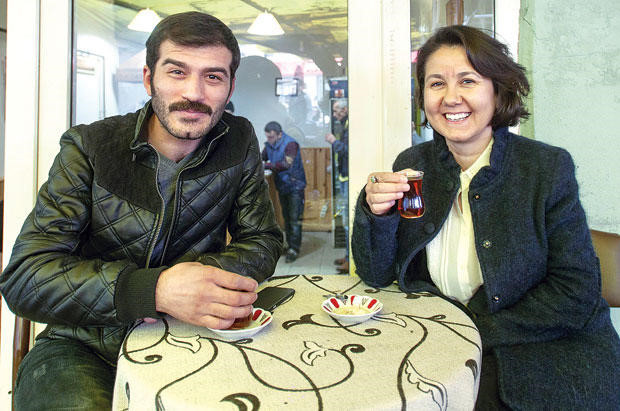 Ufuk Bayraktar, oyunculuk yapmadan önce Cihangir-Firuzağa’da babasının işlettiği kahvede çalışıyordu. Çalıştığı kahvede yönetmen Zeki Demirkubuz tarafından keşfedildi.